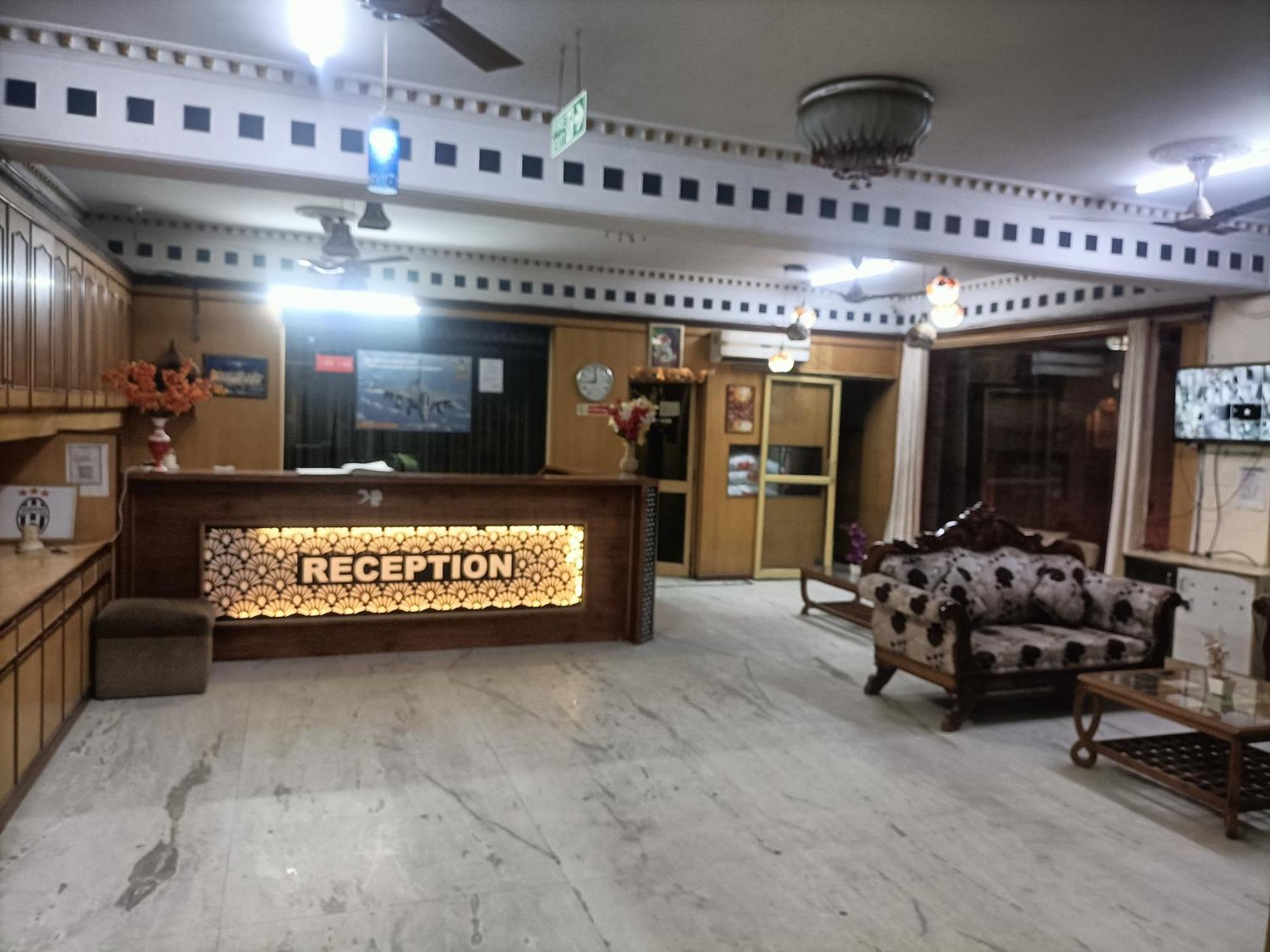 Prime Plaza Tark Delhi Airport 4*